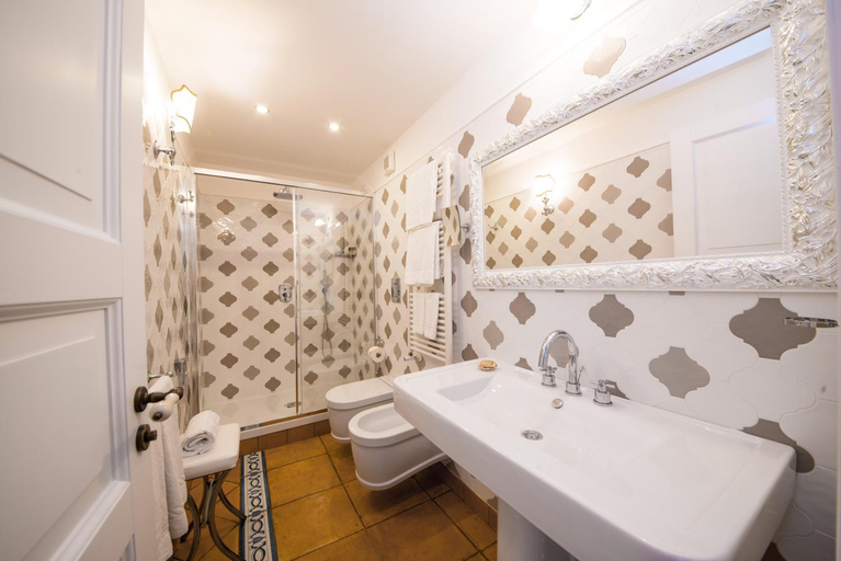 Bathroom 2, B&B Maiure, Salerno