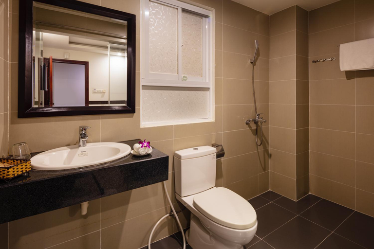 Bathroom 4, Azura Hotel, Nha Trang