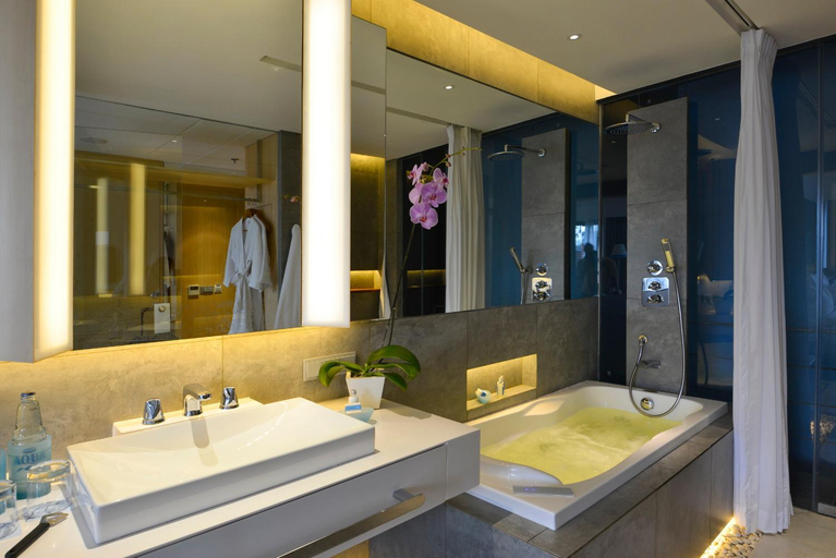 Bathroom 10