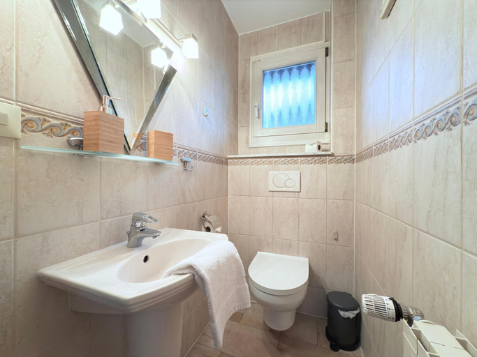 Bathroom 3, Spacious 4 bedrooms House, Luxembourg