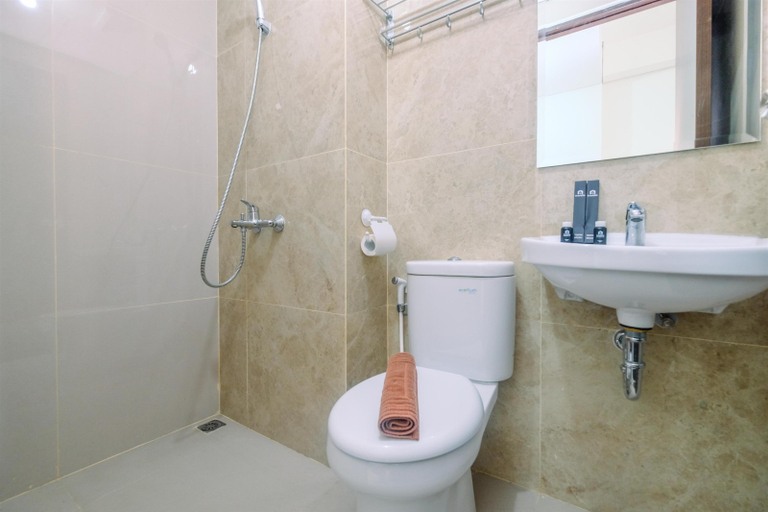Bathroom 5, Luxury Studio at Transpark Cibubur Apartment By Travelio, Depok