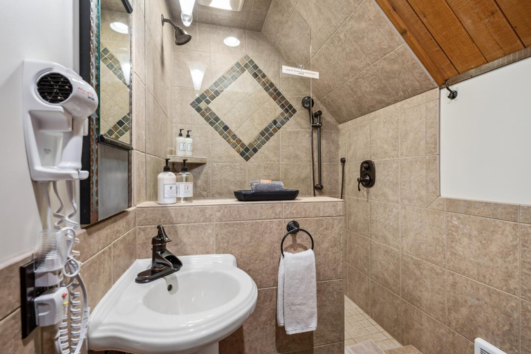 Bathroom 4, Good Medicine Lodge, Flathead