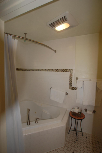 Bathroom 2, Queen's Inn By The River, Madera