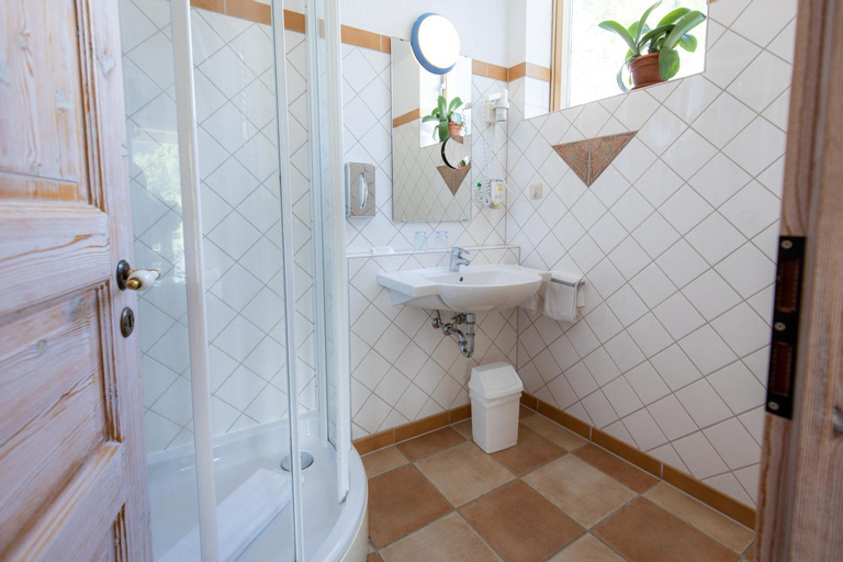 Bathroom 16