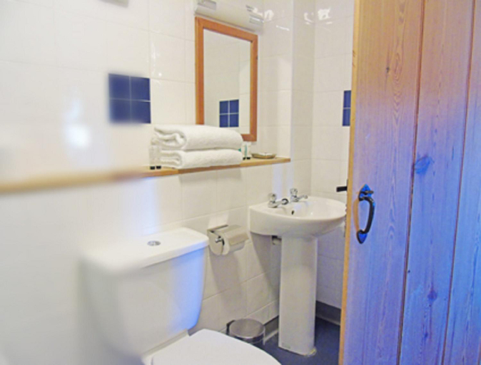 Bathroom 3, The Falcon At Hatton, Warwickshire