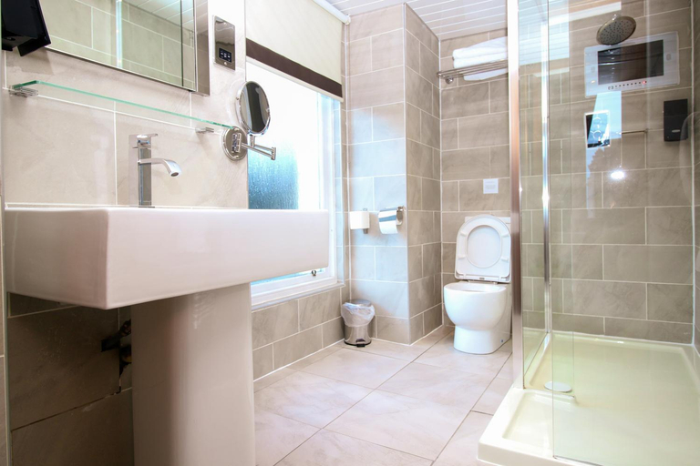 Bathroom 4, Kelvingrove Hotel, Glasgow