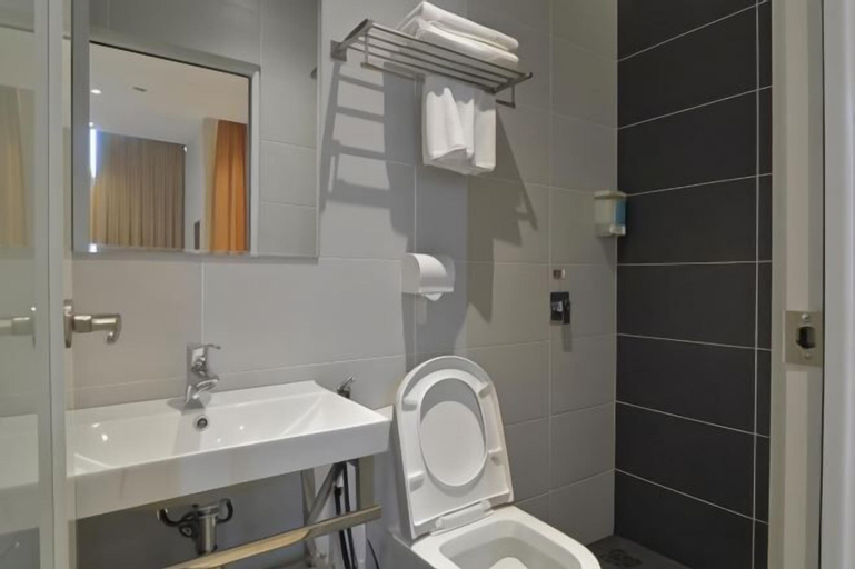Bathroom 14