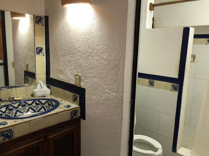 Bathroom 3, Hotel Arcoiris, Dist. Pochutla