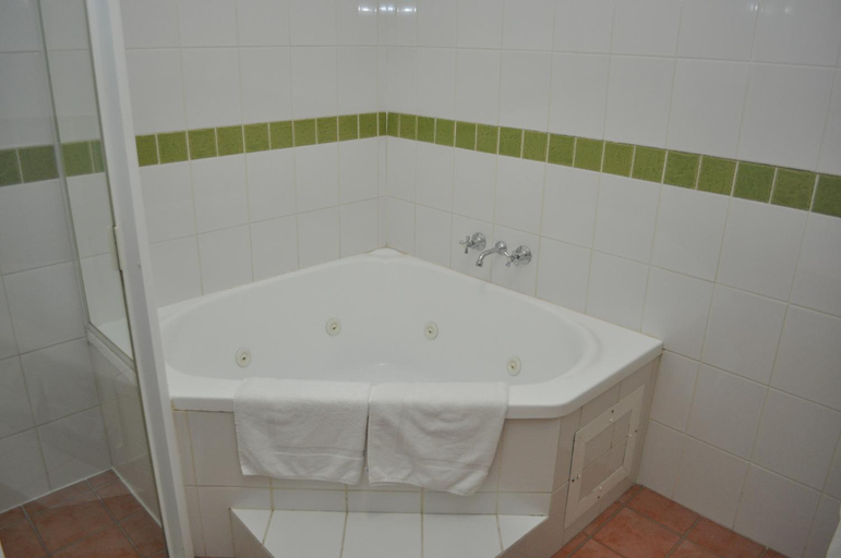 Bathroom 5, Meadowbrook Hotel, Loganlea