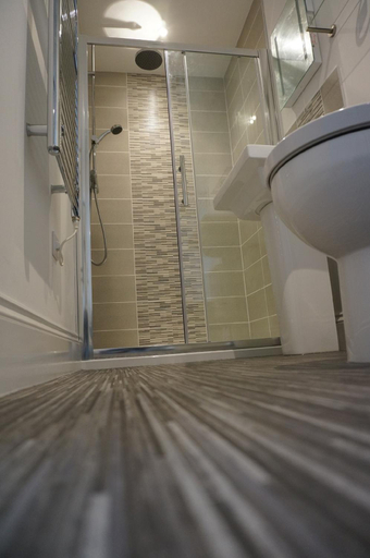 Bathroom 2, shoreside inn, Isle of Wight