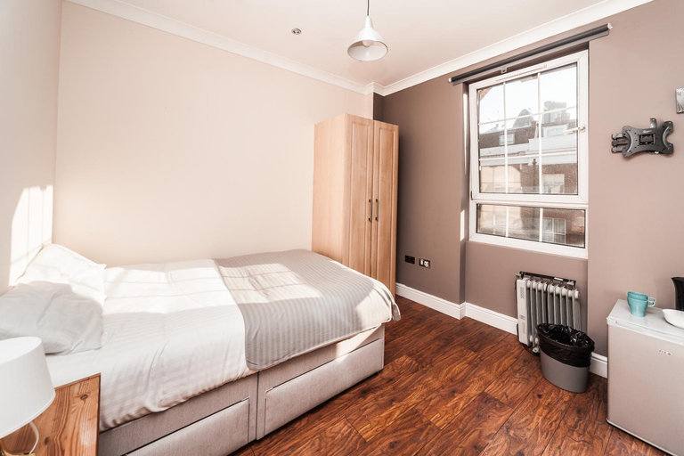 Others 2, Private en-suite Room @ Liverpool street, Brick Ln, London