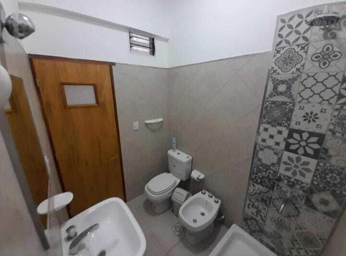 Bathroom 2, bajo la viña, Capital