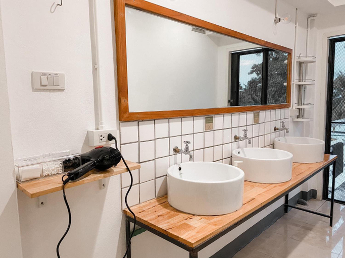 Bathroom 3, Green Sleep Hostel, Muang Chiang Mai
