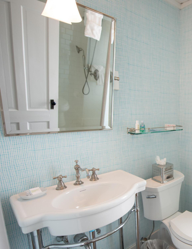 Bathroom 4, The Tides Beach Club, York