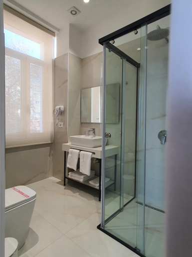 Bathroom 3, Heiress Hotel, Sarandës