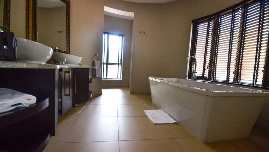Bathroom 3, Legend Golf and Safari Resort, Waterberg