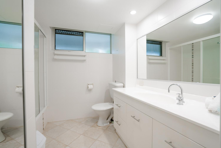 Bathroom 3, Cashelmara Beachfront Apartments, Gold Coast