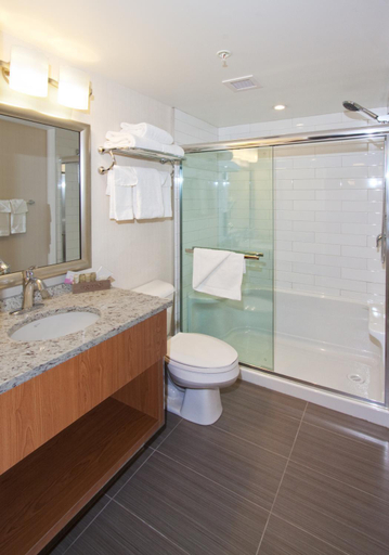 Bathroom 4, The Crimson Jasper, Division No. 15