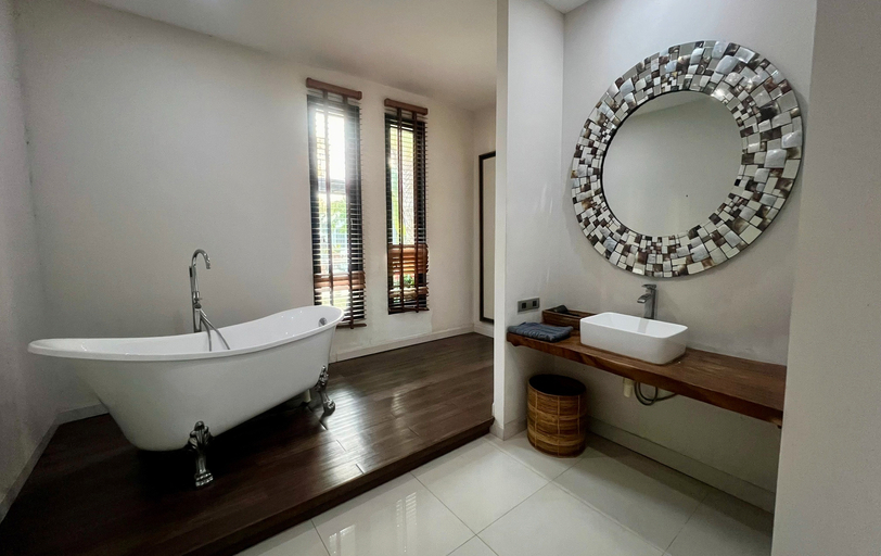 Bathroom 12