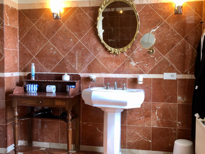 Bathroom 4, Domaine des Monges, Dordogne