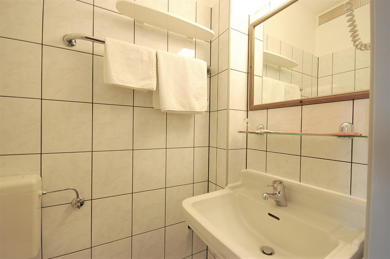 Bathroom 3, Hotel Haus Isenburg, Offenbach