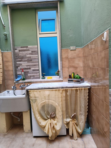 Bathroom 3, House Giulia al Borgo Marinaro, Syracuse