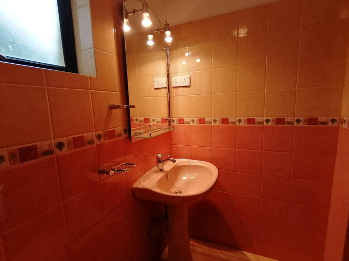Bathroom 4, Kandy Highland Unique Hotel, K.F.G. & G. Korale