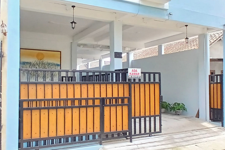 Exterior & Views 2, Priyanka Guesthouse Syariah Maguwo Mitra RedDoorz, Sleman