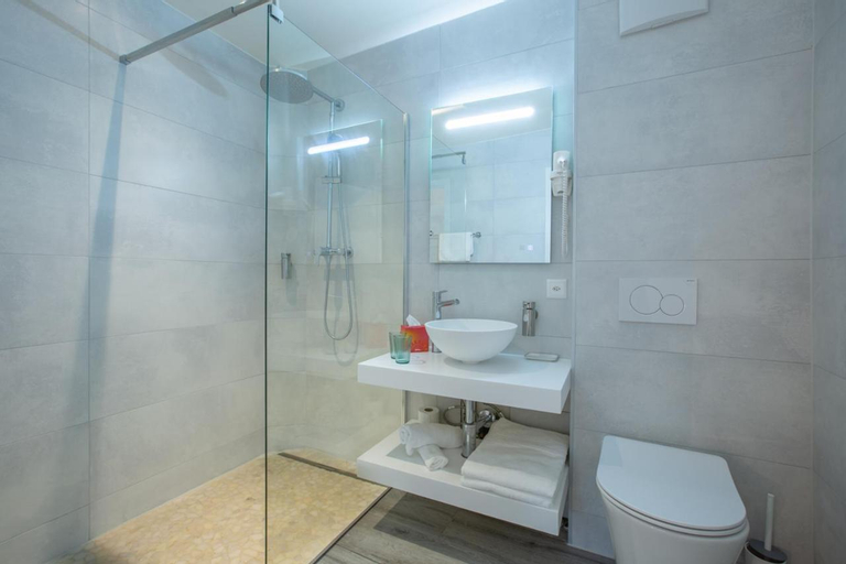 Bathroom 26