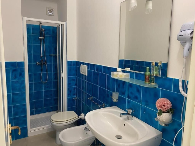 Bathroom 5, Palazzo Mongiò, Lecce