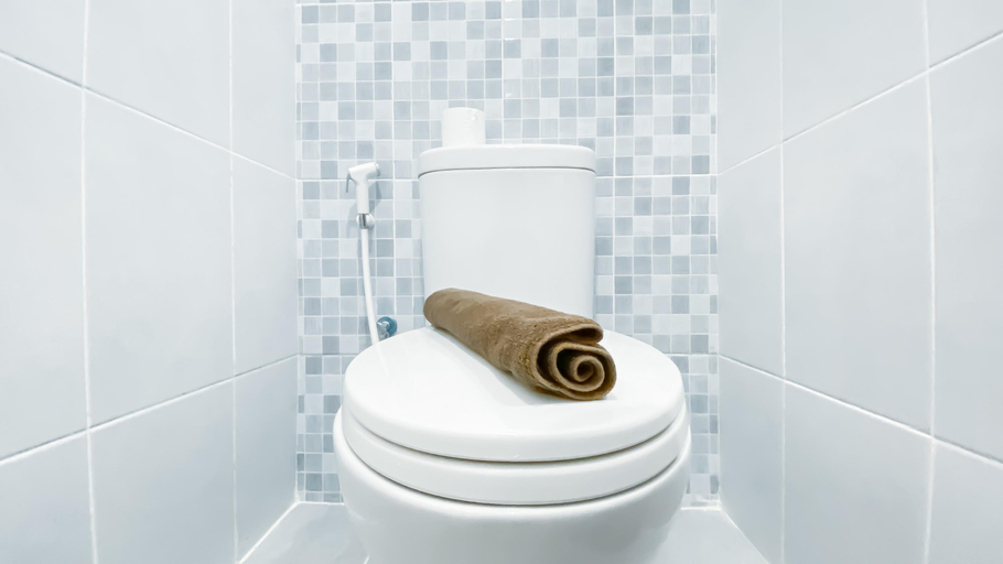 Bathroom 5, Cozy Style Studio Apartment at Tokyo Riverside PIK 2 By Travelio, Tangerang
