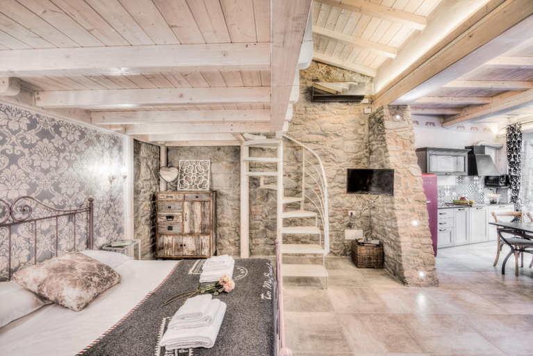 Bedroom, Giglio Apartments by Mmega, Florence