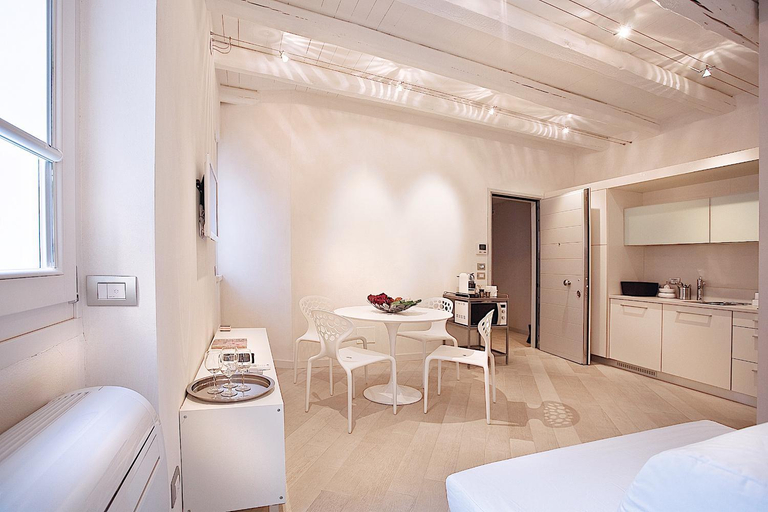 Others 5, Le Nuove Cadreghe Apartments, Verona