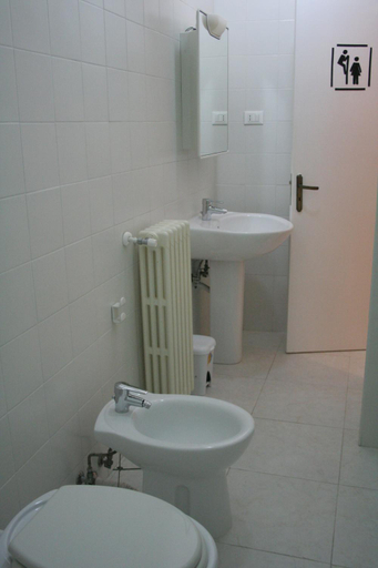 Bathroom 5, URBAN OASIS HOSTEL, Lecce
