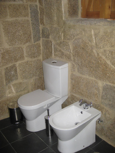 Bathroom 2, Ares do Montemuro, Castro Daire
