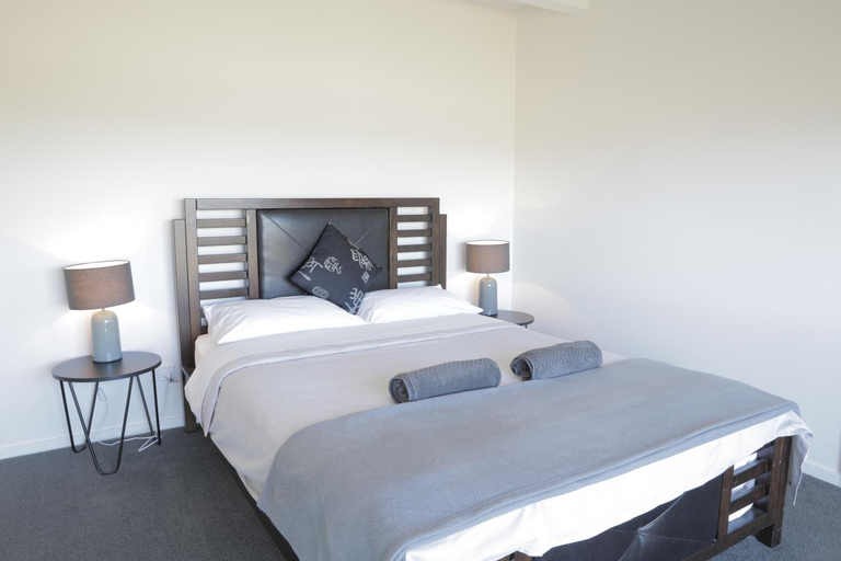 Others 1, The Surfside Beaumaris, Break O'Day