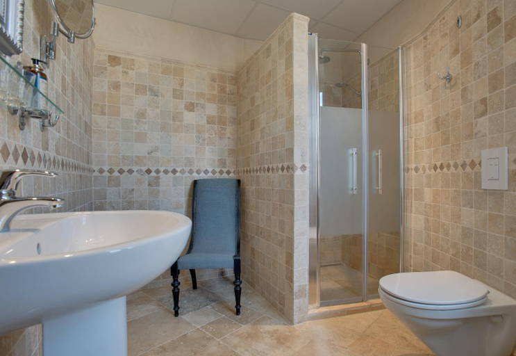 Bathroom 3, Rue Galilee, Hérault