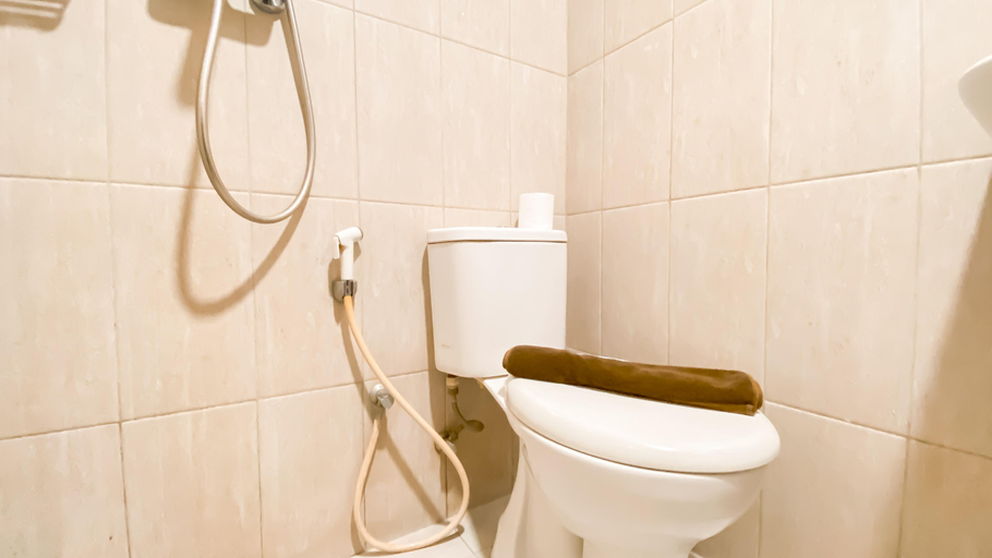 Bathroom, Homey 2BR Apartment at Citra Living By Travelio, Jakarta Barat