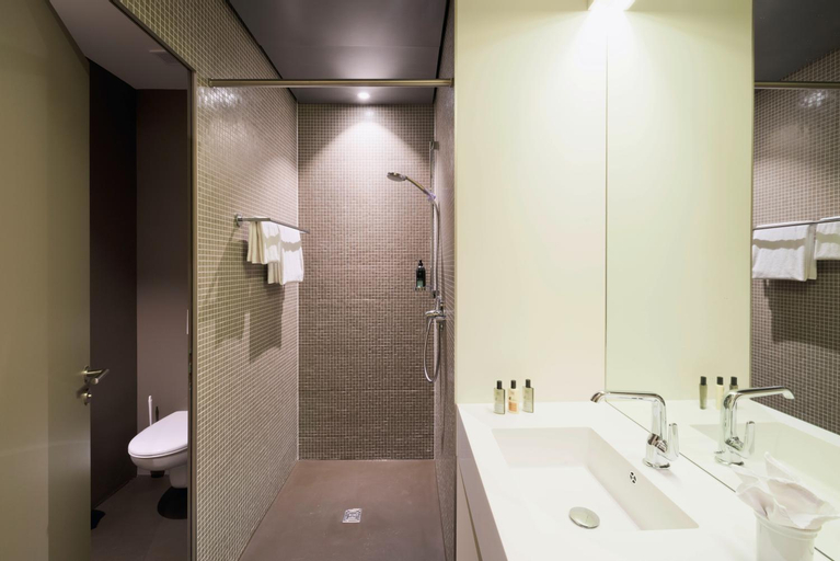 Bathroom 13