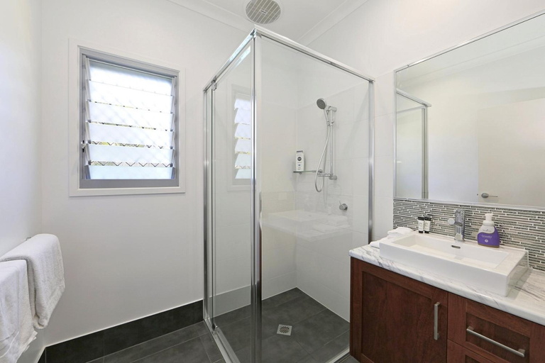Bathroom, 12th Tee BnB, Burnett  - Pt A
