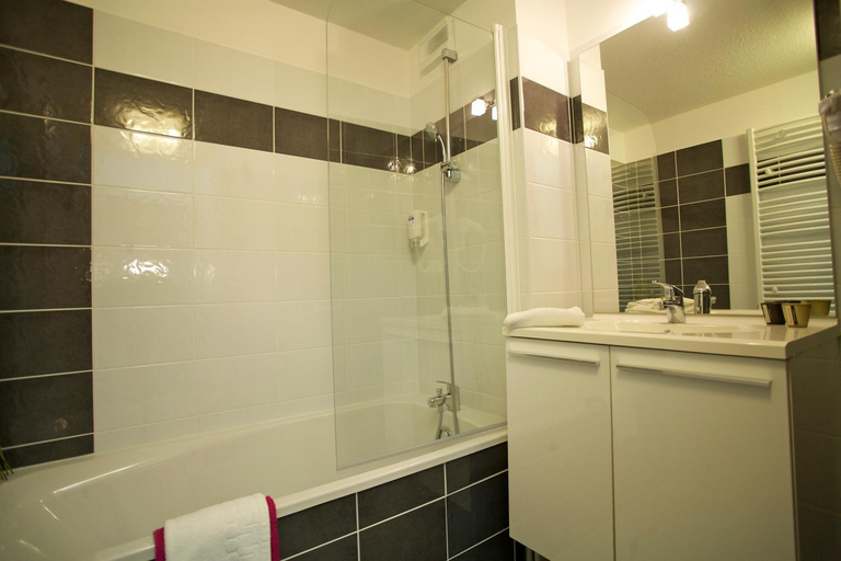 Bathroom 3, Lagrange Aparthotel Montpellier Millenaire, Hérault