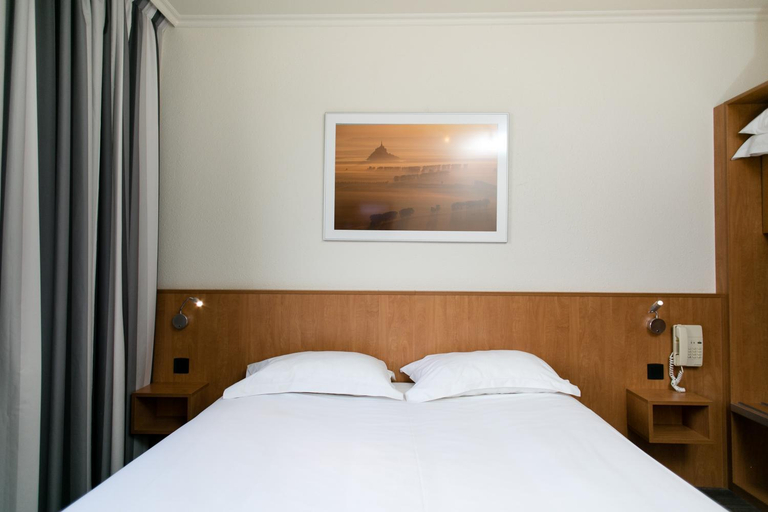 Bedroom 3, Hotel Vert, Manche