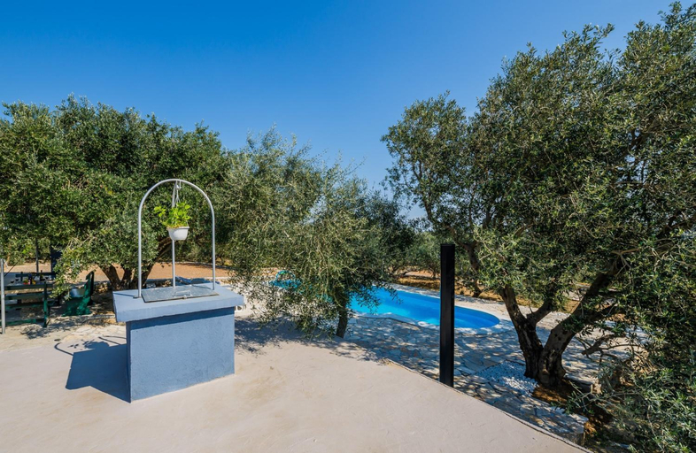 Sport & Beauty 2, Luxury private villa complex with pool and jacuzzi, Blaca