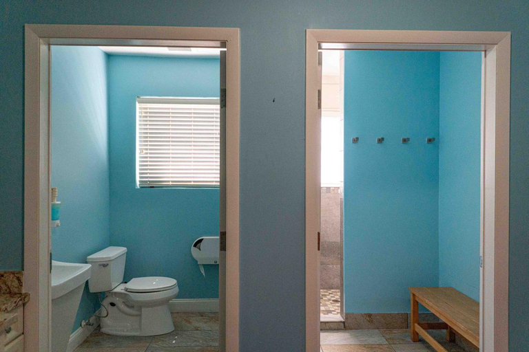 Bathroom 4, Beds n' Drinks Hostel, Miami-Dade