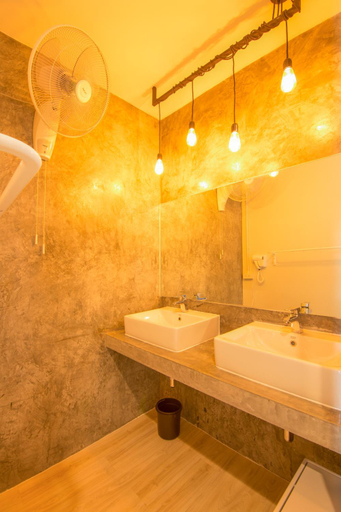 Bathroom 3, Ekanake Hostel, Bangkok Noi
