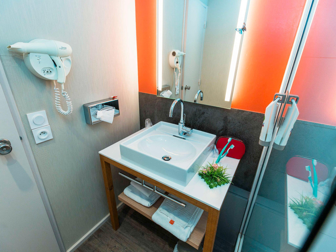 Bathroom 27