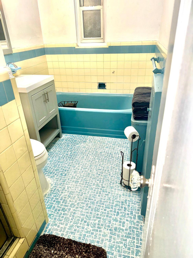 Bedroom 3, LGA airport 3 mins, 3 BR Duplex House, Parking and private backyard, 9mins subway!, New York