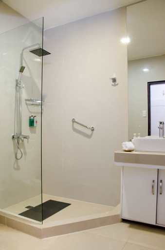 Bathroom 4, Blue Marina, Malay