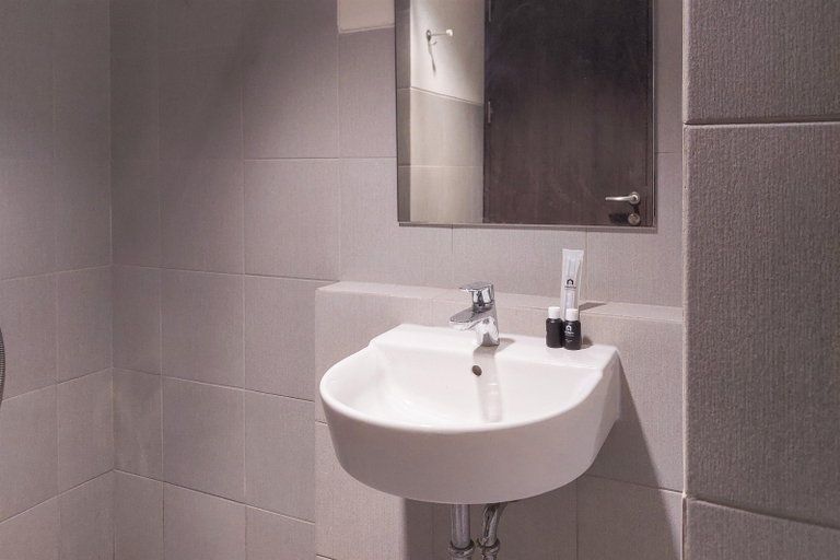 Bathroom 4, Cozy Studio Apartment at Bintaro Icon By Travelio, Tangerang Selatan