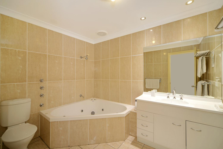 Bathroom 3, Bundanoon Lodge, Wingecarribee